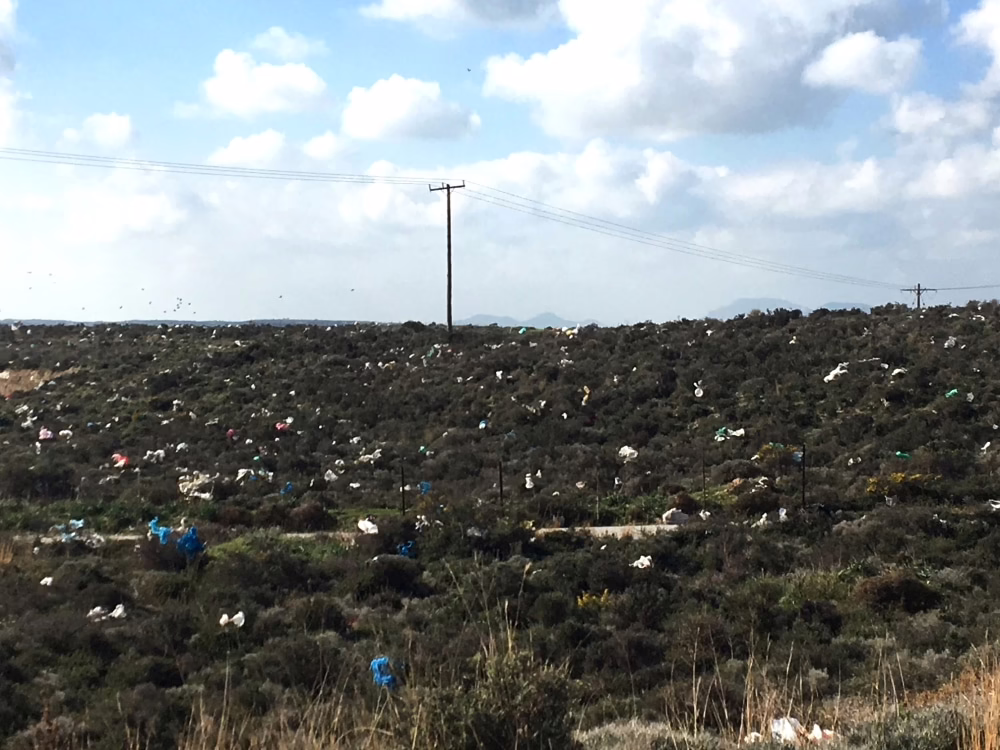 weitläufiger Landschaftstreifen mit Müll, Schattenseiten auf Kos