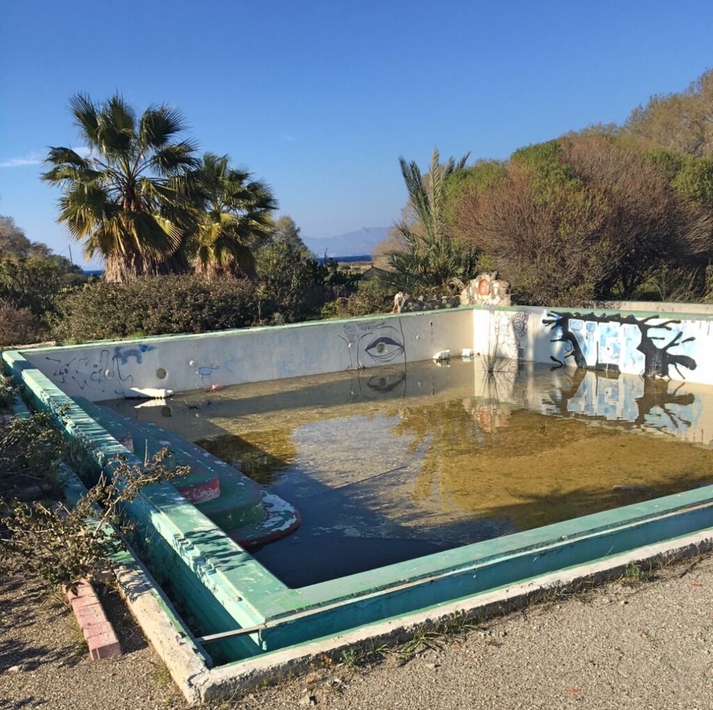 Alter Pool gefüllt mit dreckigem Regenwasser