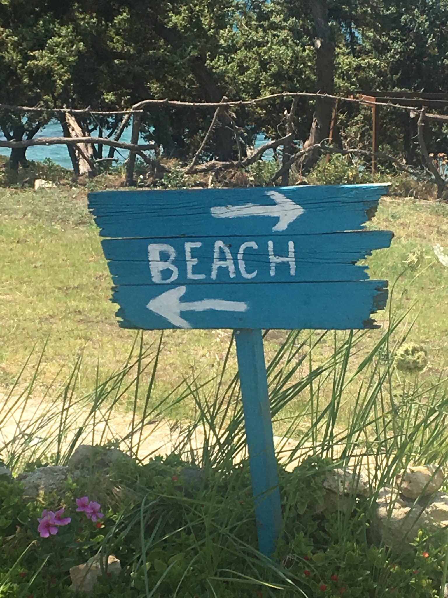 blaues Holzschild mit Aufschrift Beach