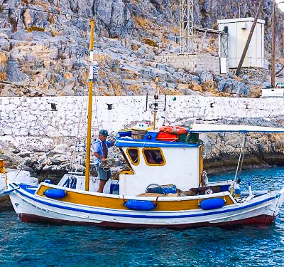 Fischerboot im Hafen von Pserimos