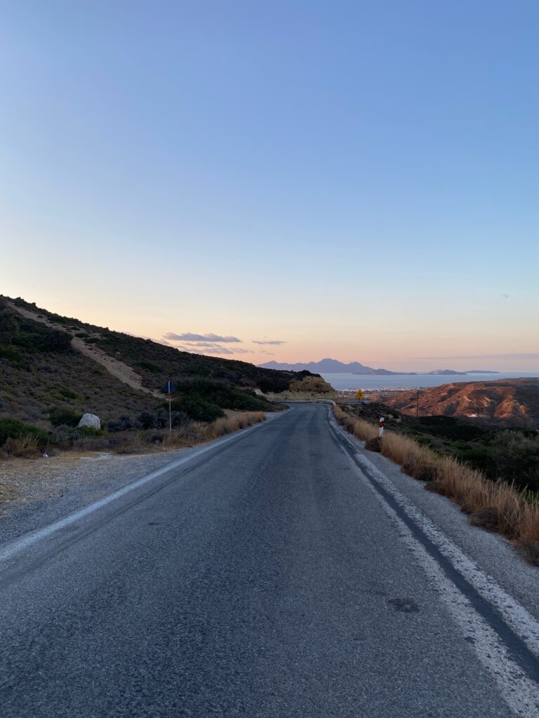 Verkehrsregeln auf Kos 5 Straße im Sonnenaufgang, Verkehrsregeln auf Kos