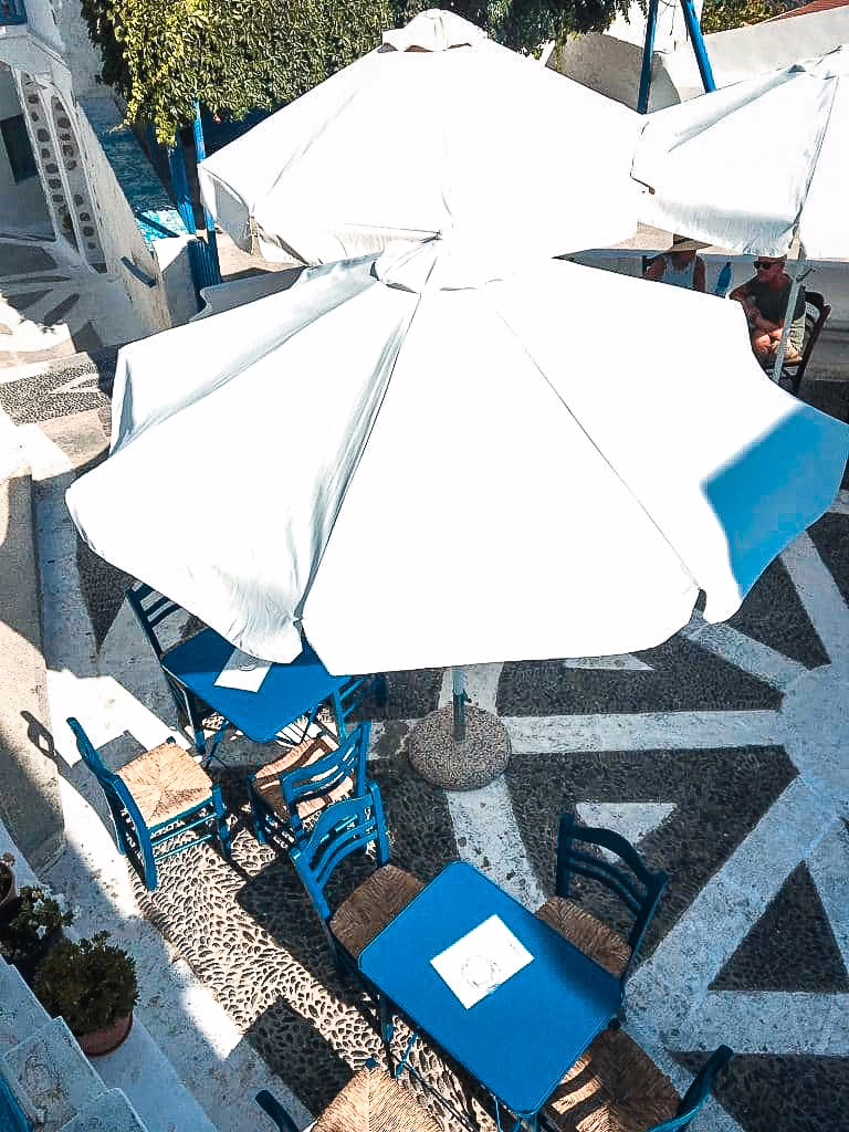 Sonnenschirme Auf Dem Marktplatz Auf Nissyros