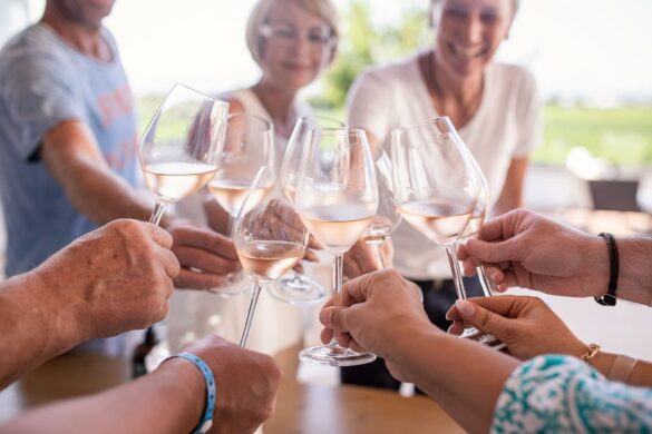 Wine And Dine Exklusiv Ausflug. Menschen, Die Sich Zuprosten