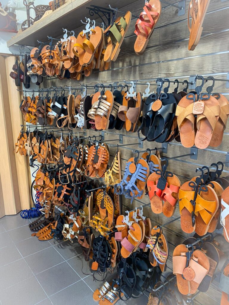 Sandalen In Verschiedenen Farben Und Designs Von Lefos