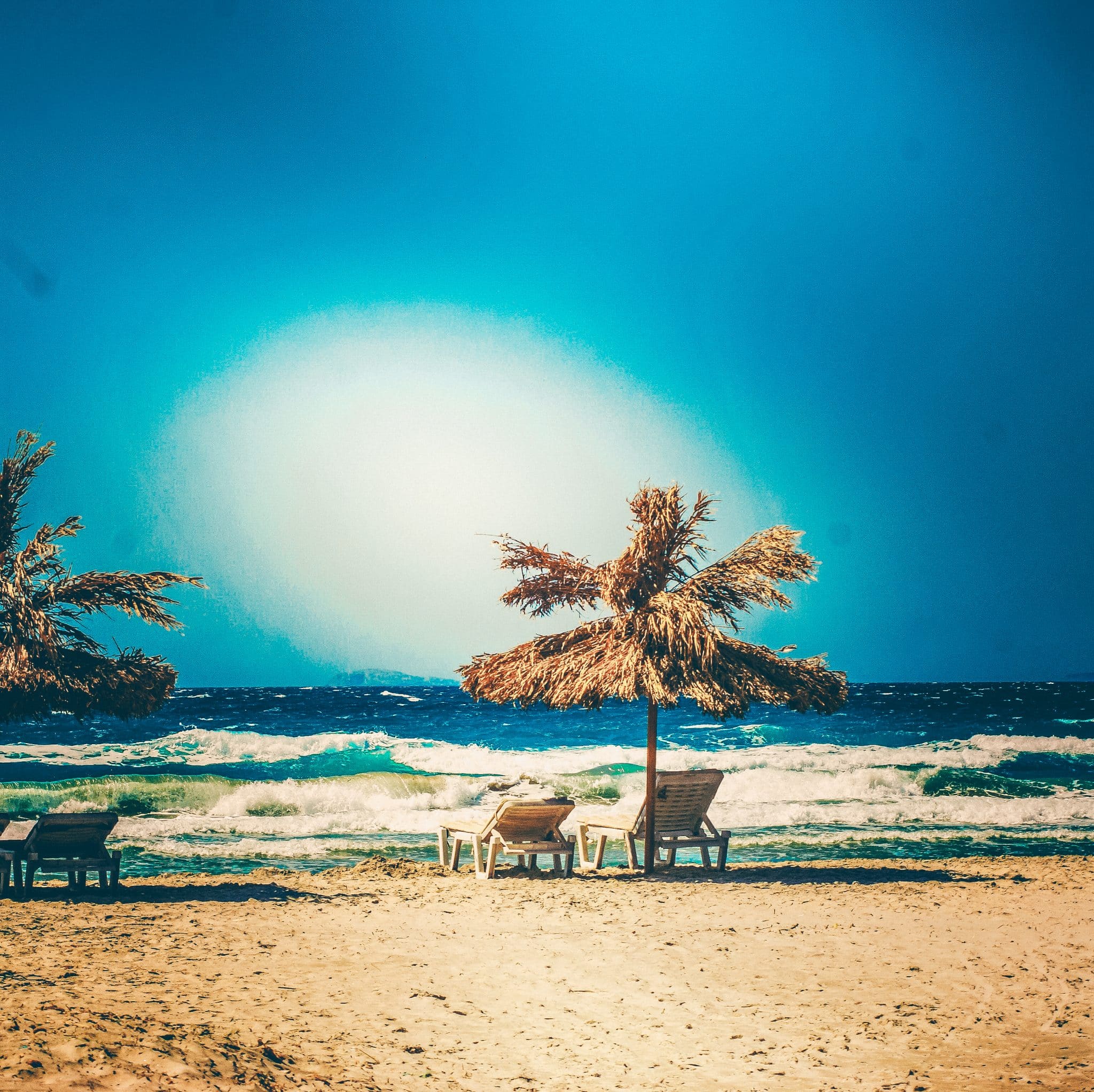 Sonnenschirm und Liege am Strand