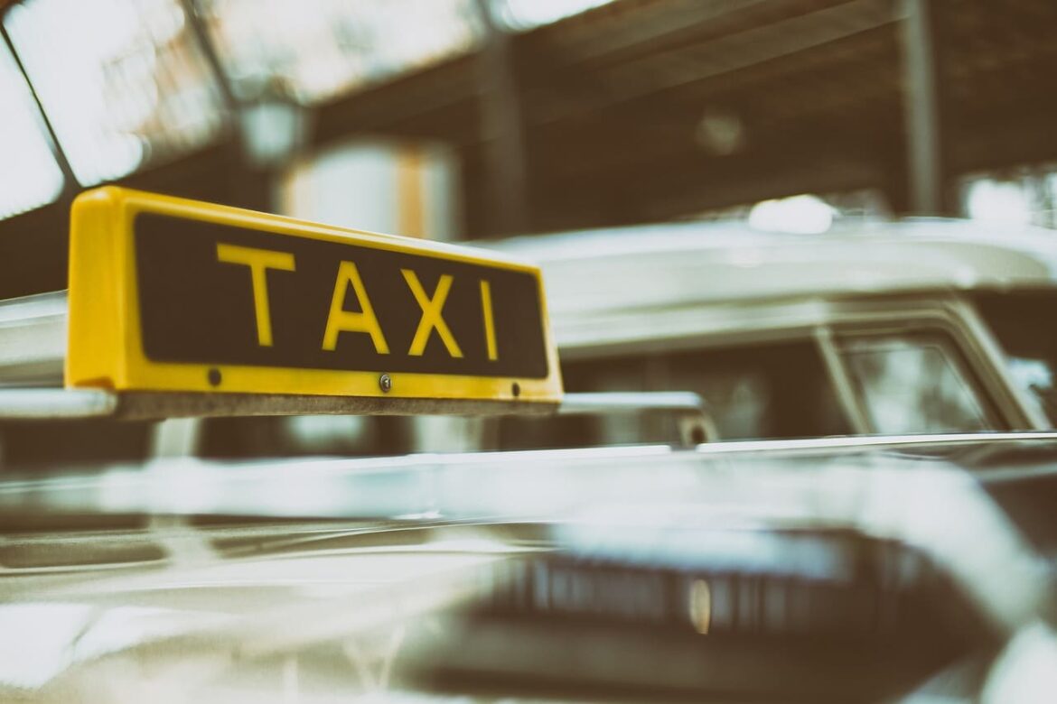 Ein Taxischild, Die Taxipreise Auf Kos